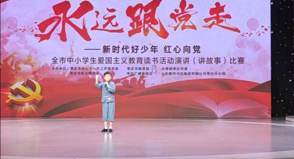 逃离海滩的女孩